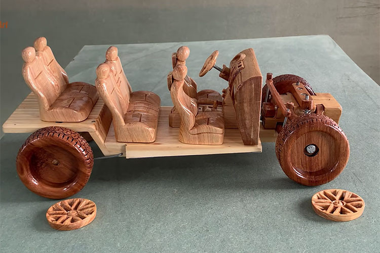 Woodworking Art tạo ra chiếc Lexus GX 460 2021 dựa trên những hình in và ảnh đối chiếu của chiếc xe thật. Người nghệ nhân sử dụng các dụng cụ như: cưa máy, cưa tay, máy mài cầm tay, những cây đột với nhiều kích thước,…