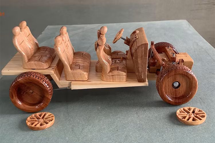 Woodworking Art tạo ra chiếc Lexus GX 460 2021 dựa trên những hình in và ảnh đối chiếu của chiếc xe thật. Người nghệ nhân sử dụng các dụng cụ như: cưa máy, cưa tay, máy mài cầm tay, những cây đột với nhiều kích thước,…