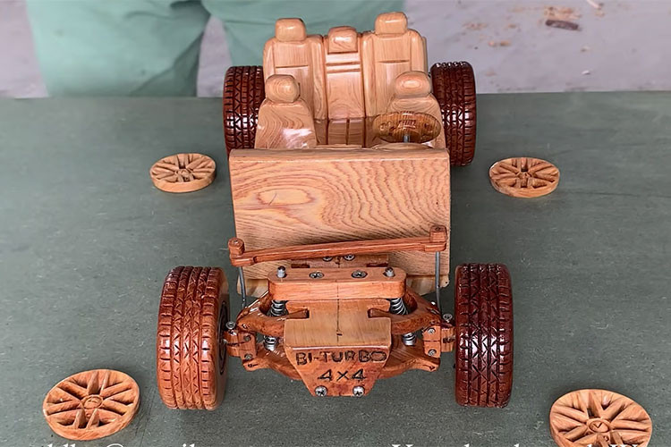 Và bằng đôi tay khéo léo của mình anh đã tạo ra mô hình chiếc xe Lexus GX 460 2021 với các chi tiết được mô phỏng gần nhất với phiên bản gốc. Quá trình tạo ra chiếc xe Lexus GX 460 2021 gỗ gây ấn tượng với những công đoạn thực hiện gần giống như tạo ra một chiếc xe thực thụ.
