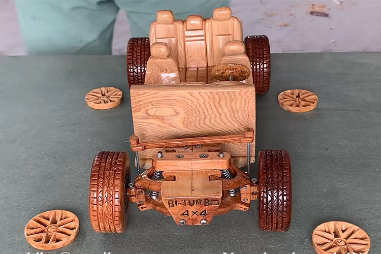 Và bằng đôi tay khéo léo của mình anh đã tạo ra mô hình chiếc xe Lexus GX 460 2021 với các chi tiết được mô phỏng gần nhất với phiên bản gốc. Quá trình tạo ra chiếc xe Lexus GX 460 2021 gỗ gây ấn tượng với những công đoạn thực hiện gần giống như tạo ra một chiếc xe thực thụ.