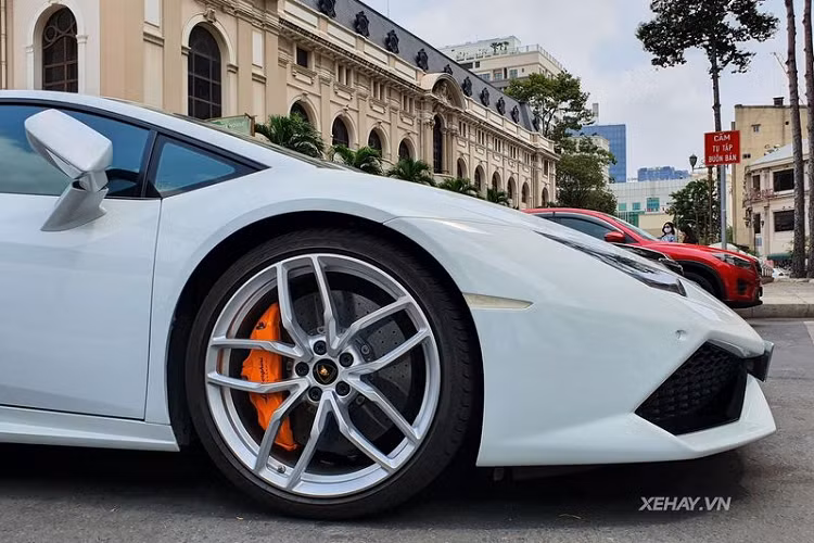 Với cảm hứng thiết kế được lấy từ nhiều mẫu xe anh em khác như Aventador, Lamborghini Huracan luôn thu hút sự chú ý của người đi đường bởi kiểu dáng táo bạo đầy góc cạnh và tính khí động học cao. Xe có kích thước dài x rộng x cao lần lượt là 4.459 x 1.924 x 1.165 mm.