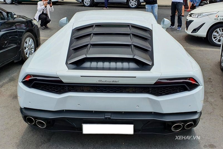 "Trái tim" của Lamborghini Huracan LP610-4 là cỗ máy hút khí tự nhiên V10 5.2L cho công suất 610 mã lực và mô-men xoắn cực đại 560 Nm, giúp siêu xe tăng tốc từ 0 - 100 km/h chỉ trong 3,2 giây trước khi cán tốc độ tối đa 325 km/h.