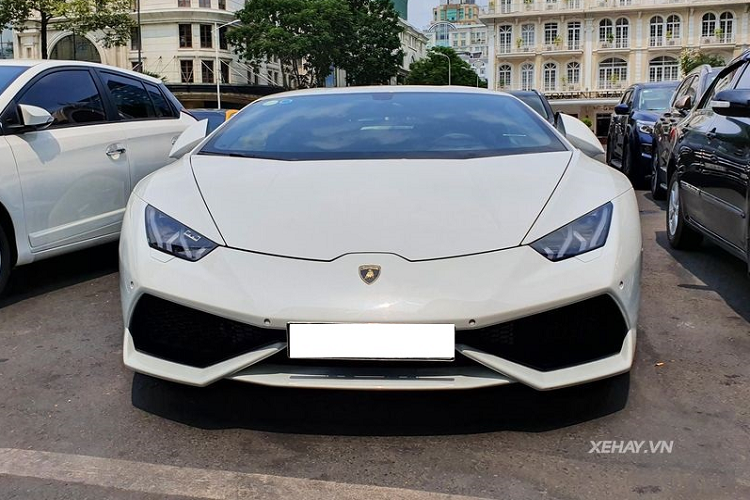 Được biết, vào năm 2016, giá xe Lamborghini Huracan chính hãng có mức bán ra khoảng hơn 15 tỷ đồng. tại các showroom tư nhân, mức giá có thể sẽ được bán ra rẻ hơn đôi chút.