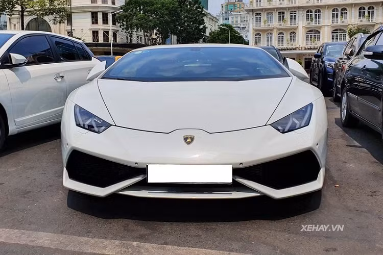 Được biết, vào năm 2016, giá xe Lamborghini Huracan chính hãng có mức bán ra khoảng hơn 15 tỷ đồng. tại các showroom tư nhân, mức giá có thể sẽ được bán ra rẻ hơn đôi chút.