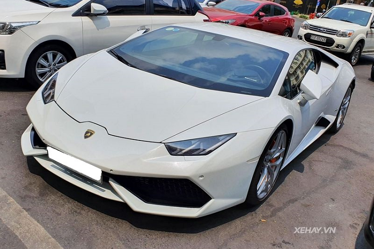 Kể từ lần dạo phố hồi năm 2018, đến nay chúng ta mới lại được thấy Lamborghini Huracan LP610-4 chính hãng thứ hai tại Việt Nam "xuất đầu lộ diện". Xe vẫn sở hữu màu sơn trắng độc nhất, không giống bất kỳ chiếc Huracan nào đang "định cư" ở Việt Nam.