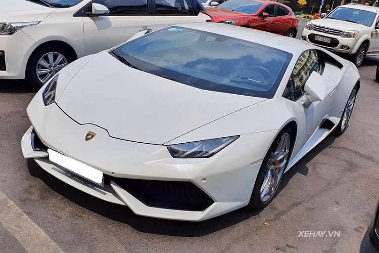 Kể từ lần dạo phố hồi năm 2018, đến nay chúng ta mới lại được thấy Lamborghini Huracan LP610-4 chính hãng thứ hai tại Việt Nam "xuất đầu lộ diện". Xe vẫn sở hữu màu sơn trắng độc nhất, không giống bất kỳ chiếc Huracan nào đang "định cư" ở Việt Nam.