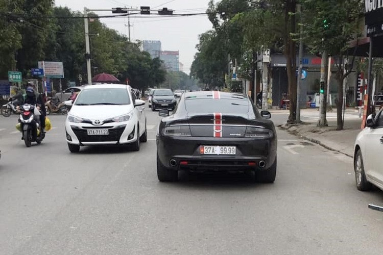 Hiện chưa rõ mức giá xe Aston Martin Rapide S tại Việt Nam, chỉ biết rằng, tại thị trường nước ngoài, lúc mới ra mắt, dòng xe được mệnh danh là "nữ hoàng" Aston Martin Rapide S có giá bán vào khoảng 212.000 đô la. Tại Việt Nam khi ra mắt vào năm 2016, xe có giá khoảng 13,5 tỷ đồng.