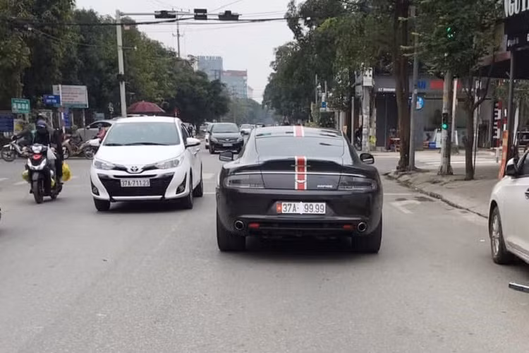 Hiện chưa rõ mức giá xe Aston Martin Rapide S tại Việt Nam, chỉ biết rằng, tại thị trường nước ngoài, lúc mới ra mắt, dòng xe được mệnh danh là "nữ hoàng" Aston Martin Rapide S có giá bán vào khoảng 212.000 đô la. Tại Việt Nam khi ra mắt vào năm 2016, xe có giá khoảng 13,5 tỷ đồng.