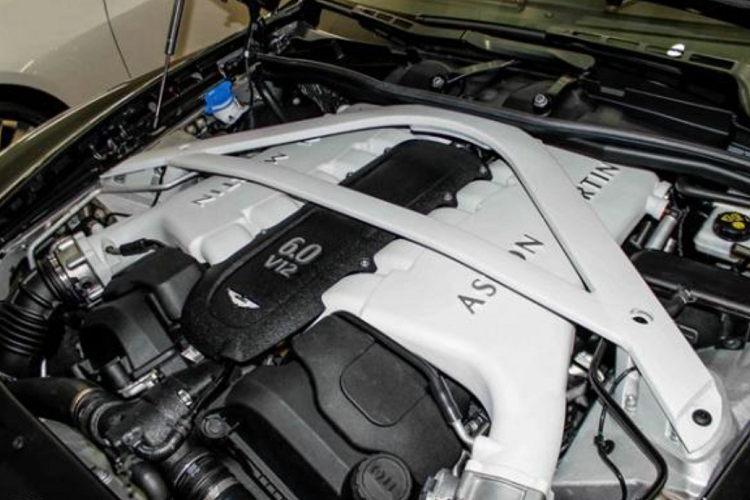 Chiếc Aston Martin Rapide S mang biển tứ quý 9 ở Nghệ An hiện được chủ nhân trang trí thêm sọc đề can màu đỏ chạy dài từ đầu xe ra đến đuôi xe. Ảnh: Sơn Đinh