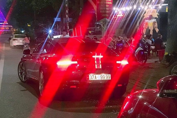 Có khoảng 4 chiếc xe sang mang kiểu dáng Coupe 4 cửa Aston Martin Rapide S đang có mặt tại Việt Nam hiện nay, trong số này, chỉ có 1 chiếc đang cư trú tại tỉnh Nghệ An. Gần đây, chiếc Aston Martin Rapide S lăn bánh trên đường phố xứ nghệ với chiếc biển số tứ quý 9 thu hút không ít sự chú ý của giới mê xe.