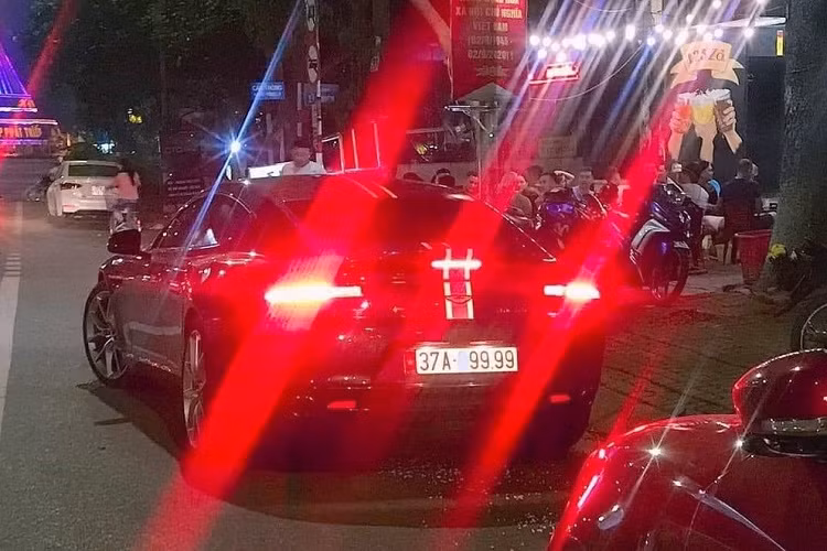 Có khoảng 4 chiếc xe sang mang kiểu dáng Coupe 4 cửa Aston Martin Rapide S đang có mặt tại Việt Nam hiện nay, trong số này, chỉ có 1 chiếc đang cư trú tại tỉnh Nghệ An. Gần đây, chiếc Aston Martin Rapide S lăn bánh trên đường phố xứ nghệ với chiếc biển số tứ quý 9 thu hút không ít sự chú ý của giới mê xe.