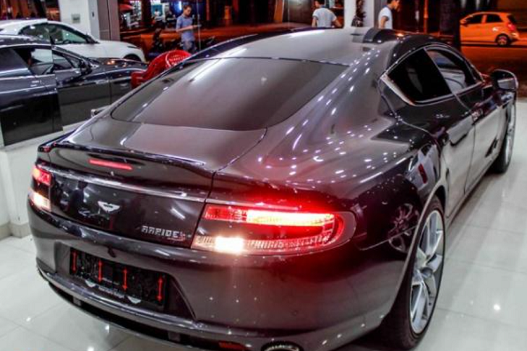 Động cơ kết hợp cùng hộp số tự động 8 cấp, nhờ đó, "nữ hoàng" Aston Martin Rapide S chỉ mất khoảng thời gian 4,4 giây là có thể tăng tốc từ vị trí xuất phát lên 100 km/h trước khi đạt vận tốc tối đa 327 km/h. Rapide S có ba chế độ lái là Normal, Sport và Track.