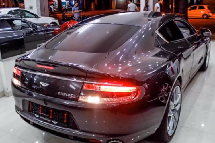 Động cơ kết hợp cùng hộp số tự động 8 cấp, nhờ đó, "nữ hoàng" Aston Martin Rapide S chỉ mất khoảng thời gian 4,4 giây là có thể tăng tốc từ vị trí xuất phát lên 100 km/h trước khi đạt vận tốc tối đa 327 km/h. Rapide S có ba chế độ lái là Normal, Sport và Track.