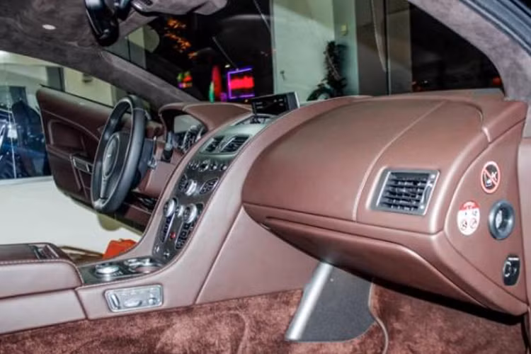 Rapide S cũng được trang bị khối động cơ V12, dung tích 6,0 lít như thế hệ đầu tiên nhưng đã được hãng xe Aston Martin tinh chỉnh lại nhằm mang đến công suất 560 mã lực, tăng 90 mã lực so với Aston Martin Rapide. Mô-men xoắn cực đại của xe là 630 Nm.