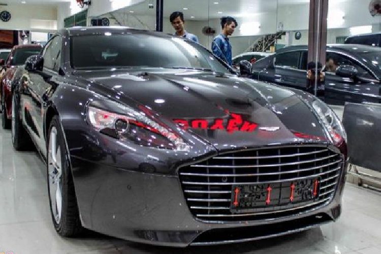 Bên trong khoang lái của Rapide S thế hệ thứ 2, hãng Aston Martin vẫn giữ phong cách sang trọng với ghế da cao cấp, cùng nhiều chi tiết được ốp gỗ. Để so sánh với thế hệ đầu tiên mang tên gọi Aston Martin Rapide, hãng siêu xe Anh quốc chỉ thêm chữ S ở thế hệ thứ 2.