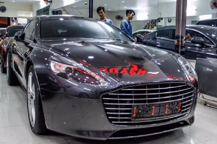 Bên trong khoang lái của Rapide S thế hệ thứ 2, hãng Aston Martin vẫn giữ phong cách sang trọng với ghế da cao cấp, cùng nhiều chi tiết được ốp gỗ. Để so sánh với thế hệ đầu tiên mang tên gọi Aston Martin Rapide, hãng siêu xe Anh quốc chỉ thêm chữ S ở thế hệ thứ 2.