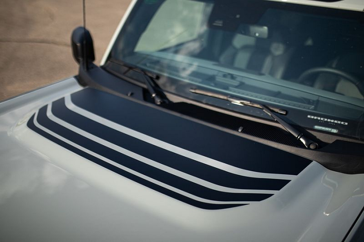 Đặc biệt, hãng độ Mỹ cũng cung cấp bộ dụng cụ phục hồi xe khi vượt địa hình, gồm hộp đựng đồ có thể chịu được (mưa, gió, tuyết..), dây đai phục hồi, đèn pin và găng tay bảo hộ lao động.