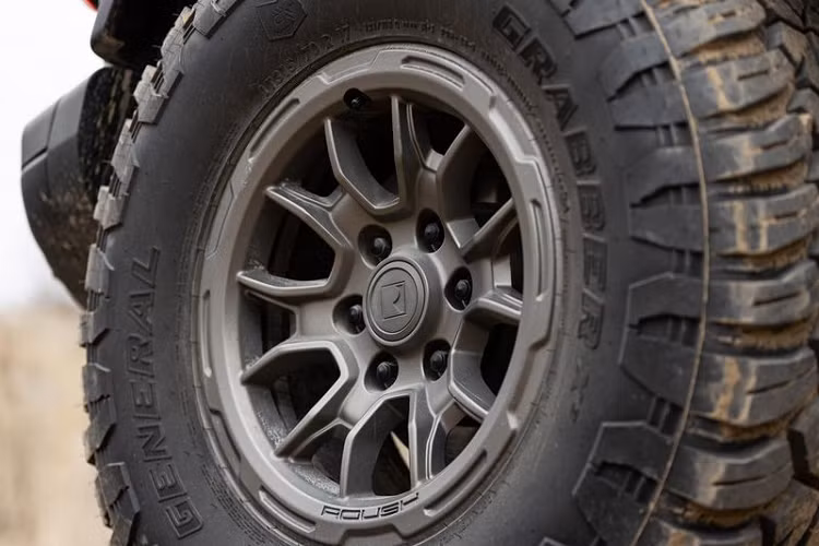 Về diện mạo, Ford Bronco của Roush được bổ sung các điểm mới như dòng "ROUSH" nổi bật trên kính chắn gió, đồ họa mui xe, dán decal chữ ký của Jack Roush, đồ họa cờ Mỹ, huy hiệu trên chắn bùn trước và khung biển số.