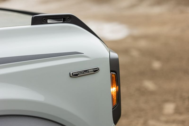 Chưa hết, bộ sửa đổi của Roush còn có hệ thống ống xả bằng thép không gỉ "hàng thửa" vừa giúp mang lại âm thanh đanh thép hơn vừa hứa hẹn cải thiện khoảng sáng gầm cũng như góc thoát của xe. Chiếc Ford Bronco bản độ sẽ được "cưỡi" trên bộ mâm 5 chấu 17 inch.