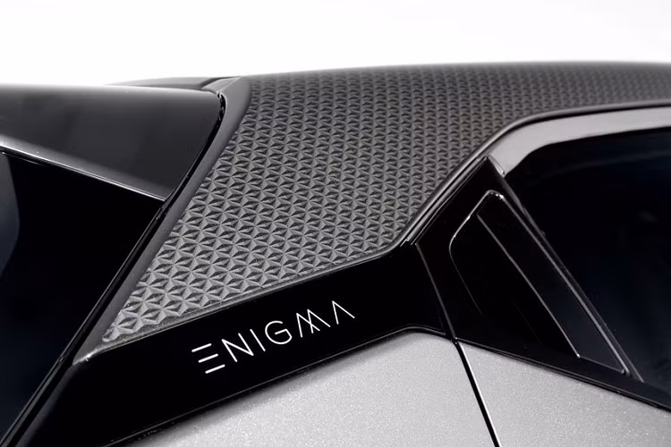 So với phiên bản thường, Nissan Juke Enigma có vẻ ngoài hầm hố và cá tính hơn, với nhiều chi tiết ngoại thất có tone màu tối được trang bị.