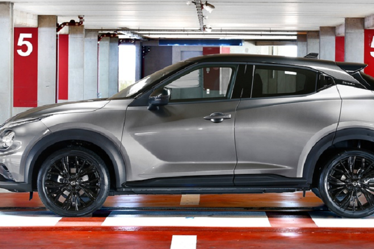 Nissan Juke Enigma 2021 là mẫu xe Nissan đầu tiên tại thị trường châu Âu hỗ trợ trợ lý ảo Amazon Alexa. Với tính năng điều khiển bằng giọng nói thông qua Amazon Alexa, người dùng có thể nắm bắt nhiều thông tin về xe từ xa như cửa khóa hay mở, lượng nhiên liệu còn lại hay vị trí đỗ xe.