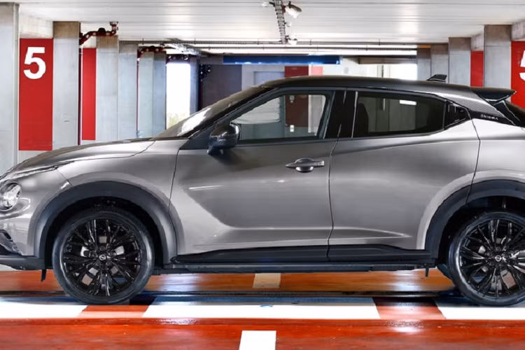 Nissan Juke Enigma 2021 là mẫu xe Nissan đầu tiên tại thị trường châu Âu hỗ trợ trợ lý ảo Amazon Alexa. Với tính năng điều khiển bằng giọng nói thông qua Amazon Alexa, người dùng có thể nắm bắt nhiều thông tin về xe từ xa như cửa khóa hay mở, lượng nhiên liệu còn lại hay vị trí đỗ xe.