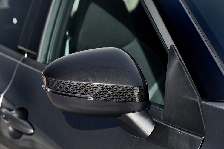 Cụ thể, xe sử dụng bộ la-zăng hợp kim nhẹ kích cỡ 19 inch màu đen đậm. Gương chiếu hậu và phần nóc chứa những đường họa tiết dạng vân nổi lạ mắt. Khu vực trụ C có logo Enigma sử dụng bộ font cách điệu.