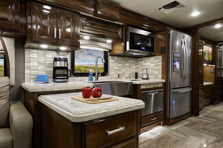 Một trong những yếu tố quan trọng khi bạn tìm mua một chiếc motorhome là xe cơ sở. Đối với dòng sản phẩm Tuscany, Thor Motor Coach sử dụng khung gầm 18 bánh của Freightliner XC-R, nhờ vậy giúp mọi người tưởng tượng ra phần nào kích thước của mẫu motorhome này.