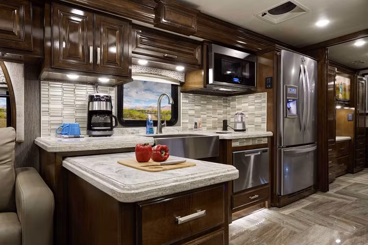 Một trong những yếu tố quan trọng khi bạn tìm mua một chiếc motorhome là xe cơ sở. Đối với dòng sản phẩm Tuscany, Thor Motor Coach sử dụng khung gầm 18 bánh của Freightliner XC-R, nhờ vậy giúp mọi người tưởng tượng ra phần nào kích thước của mẫu motorhome này.