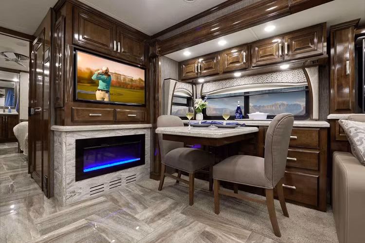 Không gian bếp trên Tuscany có đủ mọi thứ một đầu bếp thứ thiệt cần đến như bếp từ cảm ứng điện, lò vi sóng/lò nướng đối lưu bằng thép không gỉ, tủ lạnh dân dụng với máy lọc nước và khoang làm đá, và thậm chí cả máy rửa bát cỡ lớn ẩn trong ngăn kéo. Mặt bàn liền khối và bồn rửa lớn bằng thép không gỉ giúp hoàn thiện phần còn lại của nhà bếp. Ngoài ra, người dùng còn có thể tìm thấy rất nhiều không gian lưu trữ dưới dạng ngăn kéo và tủ trong khu vực này lẫn các khu vực khác trong nhà.