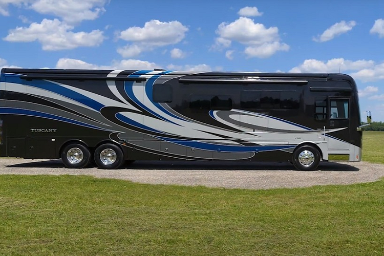 Phòng tắm trên Tuscany cũng giống như phòng tắm trong một ngôi nhà bình thường, với bồn cầu bằng sứ và vòi sen lớn. Những gì đề cập ở trên mới chỉ là một số trang bị cơ bản và nổi bật ở mẫu motorhome Tuscany 2021 mà thôi. Thực tế, nhà sản xuất Thor có cung cấp danh sách tùy chọn dài đến mức không thể kể hết, và giá trị cuối cùng của xe phụ thuộc hoàn toàn vào độ sâu túi tiền của khách hàng.