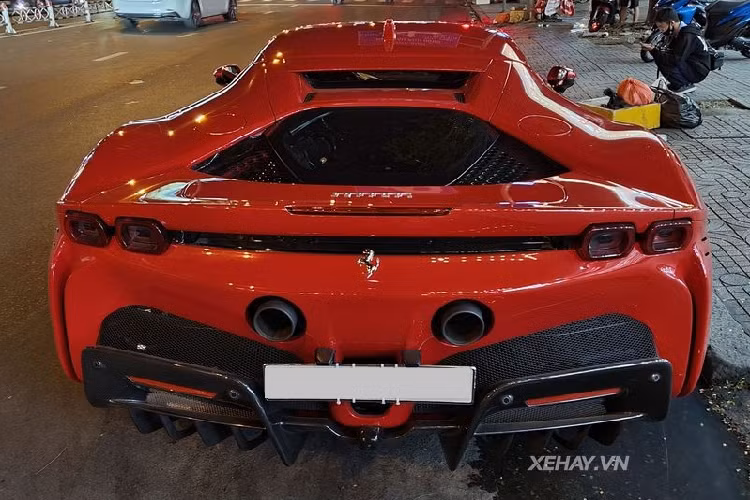 Chiếc SF90 Stradale đầu tiên tại Việt Nam được cung cấp với bộ mâm đa chấu "hàng thửa" làm bằng sợi carbon, đi kèm cùm phanh màu đỏ tương phản nổi bật và lốp hiệu suất cao Michelin Pilot Sport Cup 2.