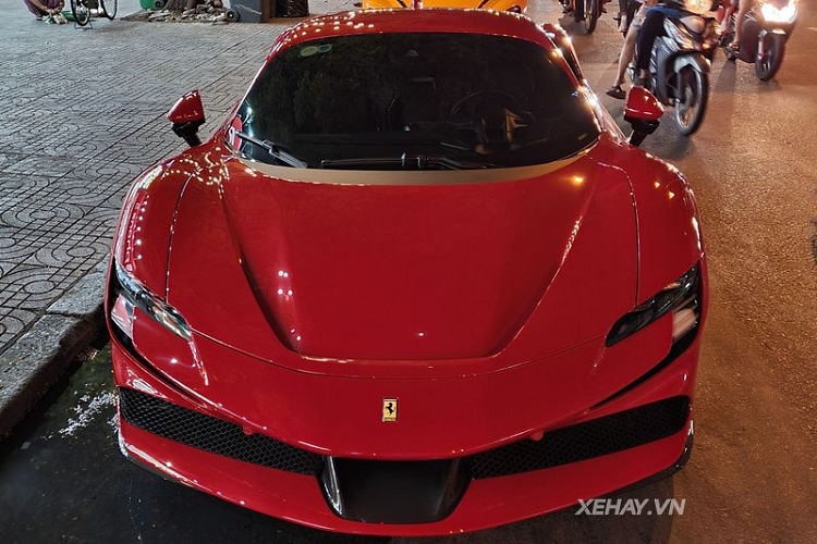 Di chuyển ra phía sau, có thể thấy phần đuôi của SF90 Stradale được thiết kế khá phức tạp, với cặp ống xả kép hình tròn đặt cao ở trung tâm, cụm đèn hậu dạng LED hình chữ nhật lạ mắt và bộ khuếch tán sợi carbon được cắt xẻ táo bạo, khiến siêu xe trông rất hầm hố và mạnh mẽ.