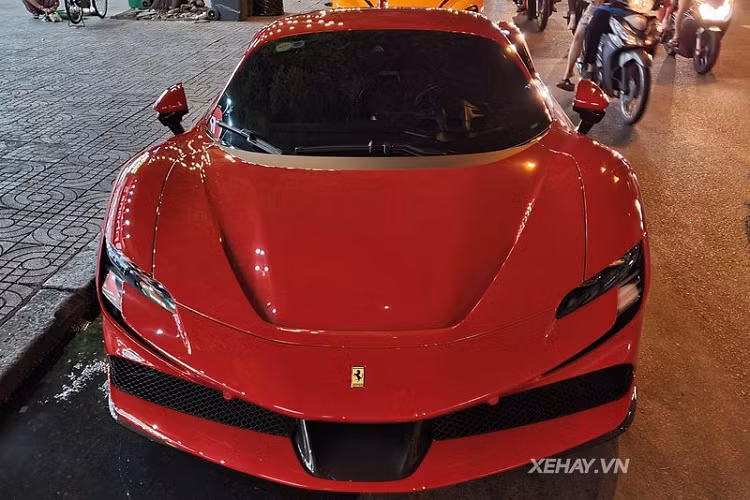 Di chuyển ra phía sau, có thể thấy phần đuôi của SF90 Stradale được thiết kế khá phức tạp, với cặp ống xả kép hình tròn đặt cao ở trung tâm, cụm đèn hậu dạng LED hình chữ nhật lạ mắt và bộ khuếch tán sợi carbon được cắt xẻ táo bạo, khiến siêu xe trông rất hầm hố và mạnh mẽ.