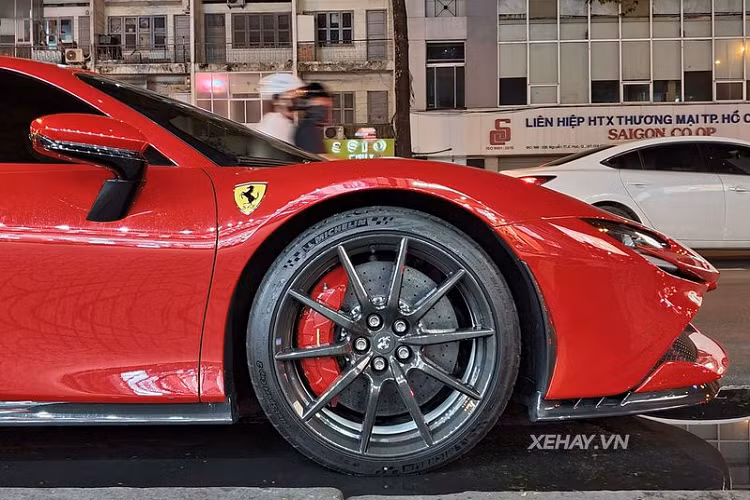 Cụ thể, mẫu xe này được trang bị khối động cơ xăng tăng áp V8 4.0L, cho ra công suất 769 mã lực và mô-men xoắn cực đại 800 Nm, kết hợp với 3 mô-tơ điện, cung cấp thêm 217 mã lực, cho tổng công suất lên tới 1.000 mã lực. Nhờ vậy, SF90 Stradale dễ dàng tăng tốc từ 0 - 100 km/h chỉ với 2,5 giây trước khi đạt vận tốc tối đa 340 km/h.