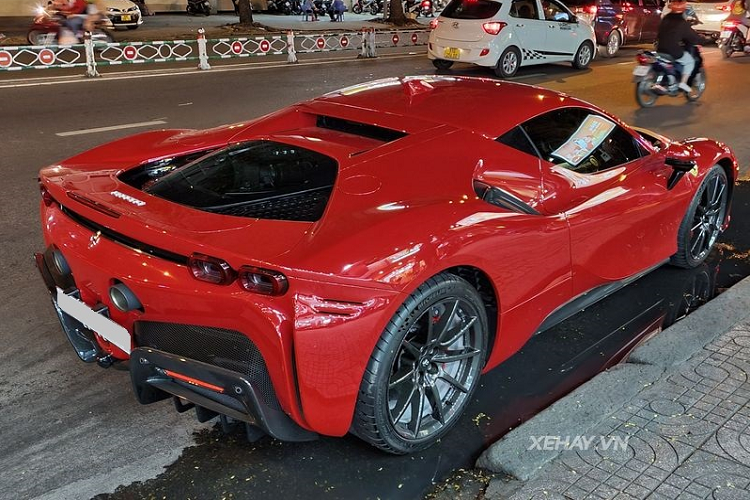 Không rõ Ferrari SF90 Stradale tại Việt Nam được bán với giá bao nhiêu nhưng chắc chắn nó sẽ cao hơn con số 29,8 tỷ đồng mà các đại gia Thái Lan phải bỏ ra để rước SF90 Stradale theo diện chính hãng.