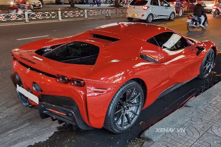 Không rõ Ferrari SF90 Stradale tại Việt Nam được bán với giá bao nhiêu nhưng chắc chắn nó sẽ cao hơn con số 29,8 tỷ đồng mà các đại gia Thái Lan phải bỏ ra để rước SF90 Stradale theo diện chính hãng.