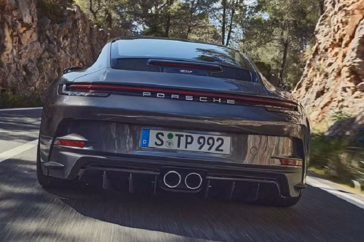 Sự khác biệt lớn nhất về thẩm mỹ giữa 911 GT3 truyền thống và bản Touring nằm ở phần đuôi xe, trong khi GT3 truyền thống có cánh gió khổng lồ phía sau thì bản Touring lại không có và được thay bằng một cánh gió tự động mở rộng nhỏ gọn.