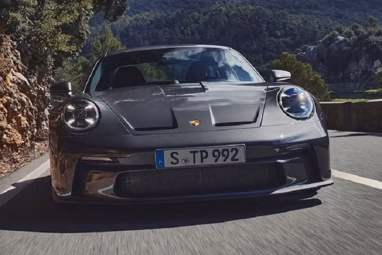 Ở phía trước, Porsche 911 GT3 Touring 2022 có lưới tản nhiệt tinh chỉnh, viền cửa sổ trời màu bạc, ống xả màu bạc tiêu chuẩn (hoặc màu đen satin tùy chọn) và huy hiệu GT3 Touring bóng bẩy đặt trên cản sau.