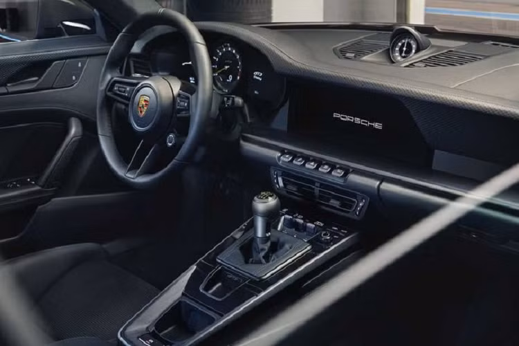 Đây là lần thứ 2 Porsche giới thiệu phiên bản Touring cho mẫu GT3 nổi tiếng của mình, sau chiếc 991.2. Mẫu xe thể thao Porsche 911 GT3 Touring 2022 sở hữu những con số hiệu suất ấn tượng tương tự GT3 mới nhất và một ngoại hình nhẹ nhàng hơn.