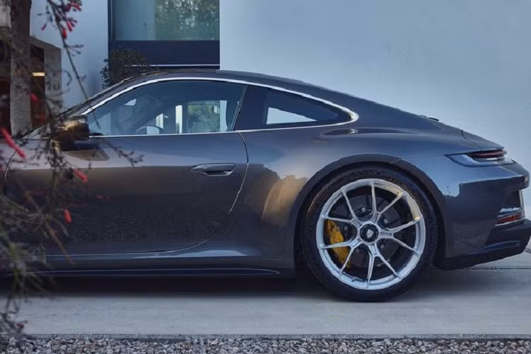 911 GT3 Touring mới cũng được trang bị mâm xe so le kích thước 20 và 21 inch giống như GT3 thông thường, các tùy chọn màu sơn ngoại thất và bọc nội thất cũng không có gì quá đặc biệt, ngoại trừ việc 911 GT3 Touring sở hữu ghế bọc da mở rộng tiêu chuẩn kết hợp da đen trang trí ở bảng điều khiển.