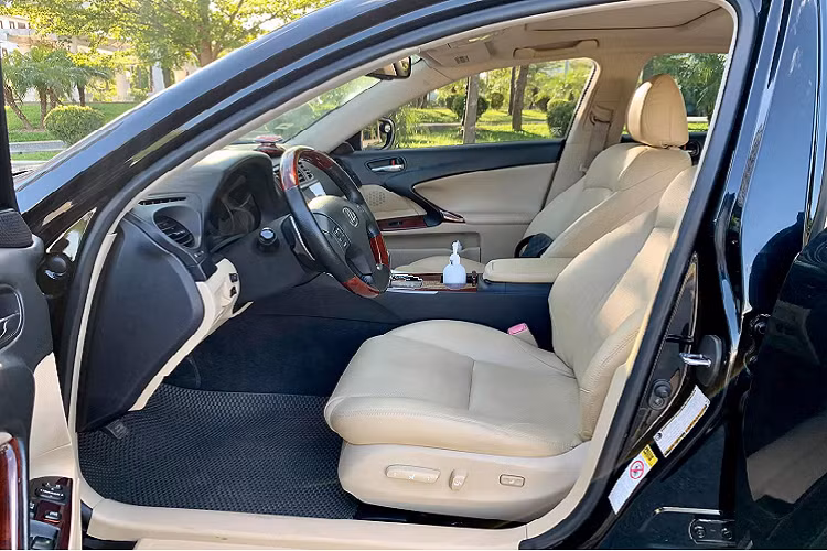 Sức mạnh được truyền xuống cầu sau (RWD), thông qua hộp số tự động 6 cấp. Động cơ V6 cũng là một điểm hấp dẫn dành cho người yêu thích động cơ cỡ lớn! Sử dụng vật liệu cao cấp, nội thất Lexus IS sau 10 năm trông vẫn còn rất “cứng” và sang với các chi tiết ốp gỗ