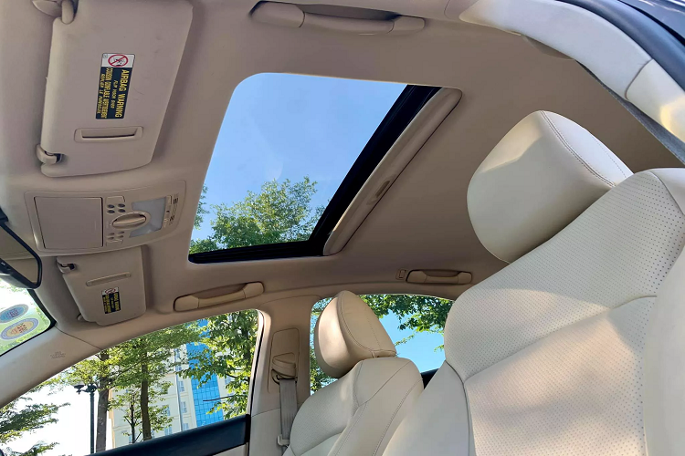 Lexus IS phiên bản IS 250 mạnh mẽ hơn sử dụng động cơ V6 dung tích 2.5L hút khí tự nhiên cho công suất 205 mã lực và mô-men xoắn cực đại 250Nm. Động cơ V6 này của Lexus IS đều sử dụng công nghệ van biến thiên kép thông minh (Dual VVT-i), hệ thống điều khiển bướm ga điện tử (ETCS-i). Hệ thống ACIS (Acoustic Control Induction System) sử dụng van điều khiển khí nạp chia đường nạp thành 2 đoạn để phù hợp với tua máy từ thấp đến cao, cũng như góc mở bướm ga để tối đa hiệu suất động cơ.