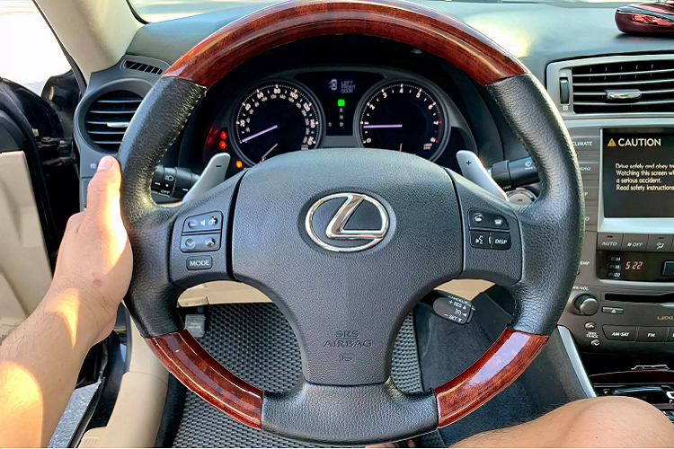 Chính vì thế, Lexus IS đời cũ sẽ phù hợp hơn với nhu cầu sử dụng làm xe cá nhân đi lại hay phục vụ cho gia đình. Chưa hết, Lexus IS được đánh giá là “lành tính” và ít đòi hỏi bảo dưỡng phức tạp. Chính vì thế, dòng xe này giữ giá so với các đối thủ cùng đời. Nếu có chi phí mua xe cao hơn, người mua có thể tìm đến những chiếc IS 250 F-Sport hay IS 350 AWD đời 2010 – 2011 đang có giá trên dưới 1 tỷ đồng.