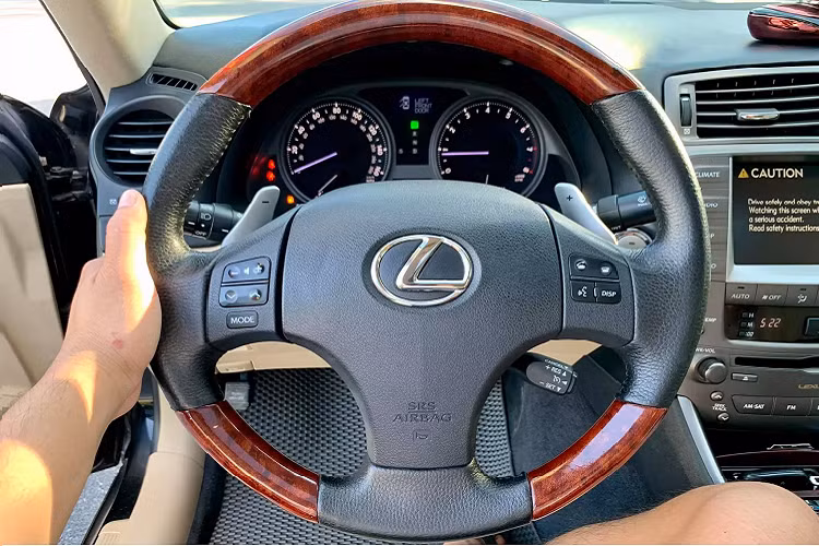 Chính vì thế, Lexus IS đời cũ sẽ phù hợp hơn với nhu cầu sử dụng làm xe cá nhân đi lại hay phục vụ cho gia đình. Chưa hết, Lexus IS được đánh giá là “lành tính” và ít đòi hỏi bảo dưỡng phức tạp. Chính vì thế, dòng xe này giữ giá so với các đối thủ cùng đời. Nếu có chi phí mua xe cao hơn, người mua có thể tìm đến những chiếc IS 250 F-Sport hay IS 350 AWD đời 2010 – 2011 đang có giá trên dưới 1 tỷ đồng.