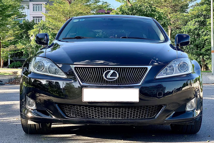 Đơn cử chiếc Lexus IS 250 đời 2007, nhập Mỹ này đang được chào bán với giá 590 triệu đồng, ngang tầm giá “đập hộp” một chiếc sedan hạng B phổ thông như Toyota Vios 1.5G CVT có giá 581 triệu đồng.