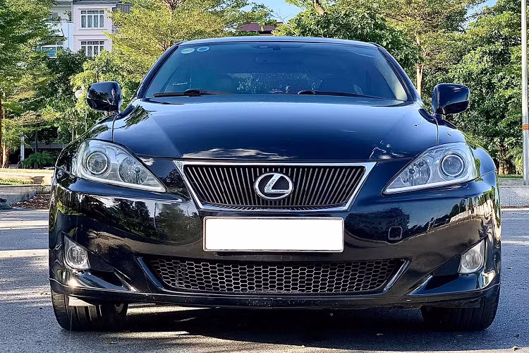 Đơn cử chiếc Lexus IS 250 đời 2007, nhập Mỹ này đang được chào bán với giá 590 triệu đồng, ngang tầm giá “đập hộp” một chiếc sedan hạng B phổ thông như Toyota Vios 1.5G CVT có giá 581 triệu đồng.