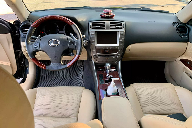 Mặc dù ngang tầm giá và có tuổi hơn 10 năm, nhưng dòng xe Lexus IS này vẫn xứng đáng để sở hữu trong tầm giá, xét về các yếu tố như thương hiệu xe cao cấp, độ an toàn, khả năng vận hành, sự tiện nghi thì Lexus IS sẵn sàng “bỏ xa” các mẫu sedan hạng B phổ thông mới.
