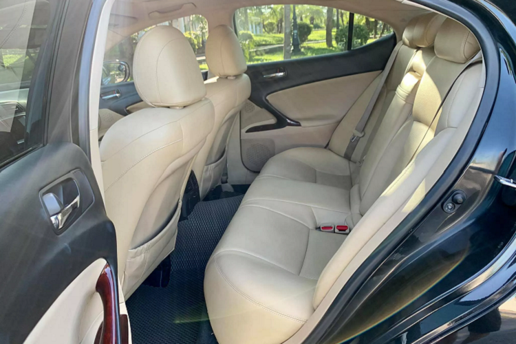 Chiếc sedan hạng sang Lexus hơn 10 năm tuổi được trang bị đủ dùng như vô lăng bọc da + lẫy chuyển số, khởi động Start/Stop, cửa sổ trời, màn hình Navi, CD 6 đĩa, hỗ trợ kết nối USB, Bluetooth, radio XM tích hợp. Điều hoà tự động 2 vùng độc lập, gương chiếu hậu chỉnh/ gập điện, sấy và tích hợp LED báo rẽ,…