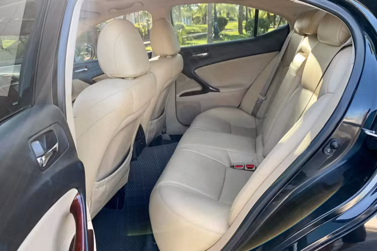Chiếc sedan hạng sang Lexus hơn 10 năm tuổi được trang bị đủ dùng như vô lăng bọc da + lẫy chuyển số, khởi động Start/Stop, cửa sổ trời, màn hình Navi, CD 6 đĩa, hỗ trợ kết nối USB, Bluetooth, radio XM tích hợp. Điều hoà tự động 2 vùng độc lập, gương chiếu hậu chỉnh/ gập điện, sấy và tích hợp LED báo rẽ,…